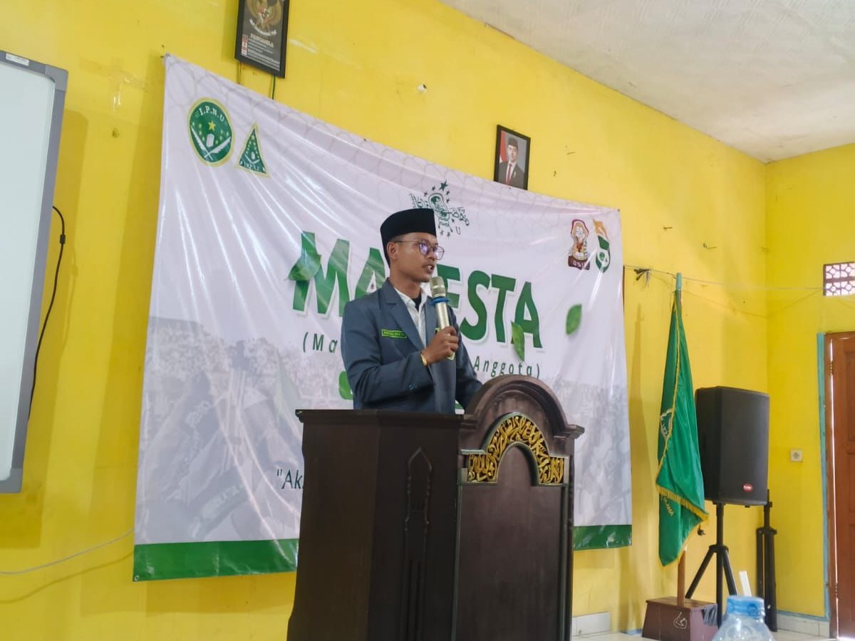 Abdul Muin, Ketua PC IPNU Kabupaten Pangandaran, menyampaikan sambutan saat pembukaan kegiatan Makesta di SMP Negeri 1 Parigi, Sabtu (25/4/2026). Ia menegaskan pentingnya kaderisasi pelajar sebagai benteng moral di tengah arus informasi. Foto: PAC IPNU IPPNU Kecamatan Parigi